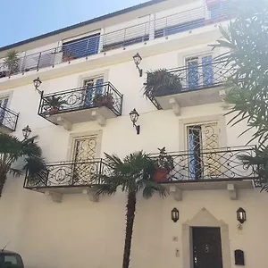 Rodeo Drive Apartment